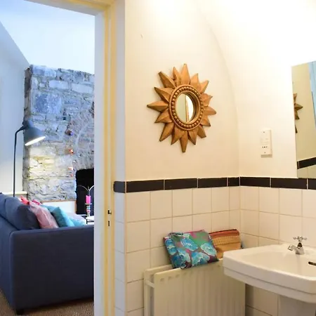 1 Bedroom In Centre Location Apartment *