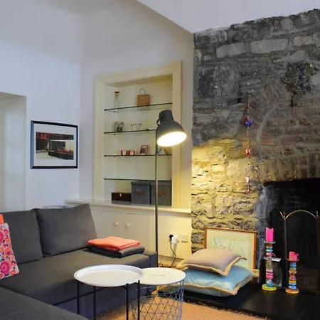 Apartment 1 Bedroom In Centre Location *