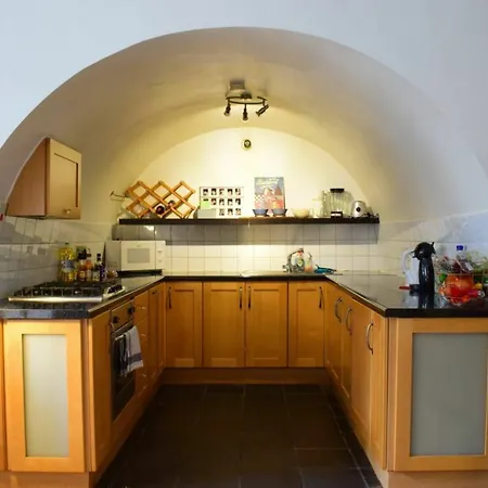 1 Bedroom In Centre Location *